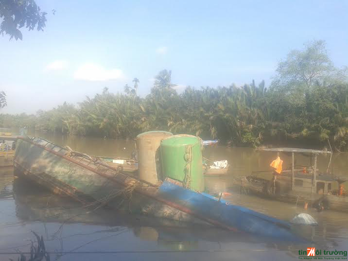 Tiền[-]Giang:[-]Sà[-]lan[-]chở[-]cát[-]bị[-]chìm,[-]tràn[-]dầu[-]gây[-]ô[-]nhiễm[-]môi[-]trường